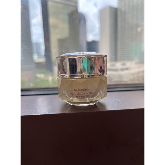Cle De Peau the foundation - Picture 1 of 3
